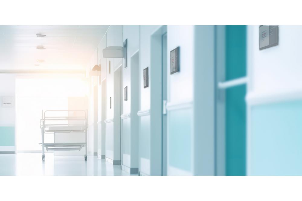 Wie Kliniken mit Tür-Displays Zeit, Kosten und Nerven sparen